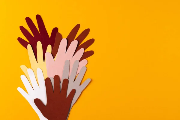 Papel Cortado Mãos Multicoloridas Com Espaço Cópia Fundo Laranja Ajuda — Fotografia de Stock