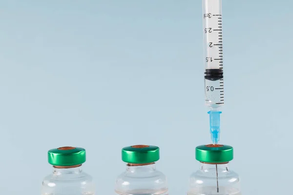Három Injekciós Üveg Fecskendővel Egyről Kék Alapon Fénymásoló Felülettel Vércukorszint — Stock Fotó