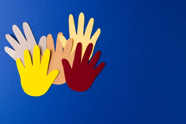 Close Papel Cortado Mãos Multicoloridas Com Espaço Cópia Fundo Azul — Fotografia de Stock