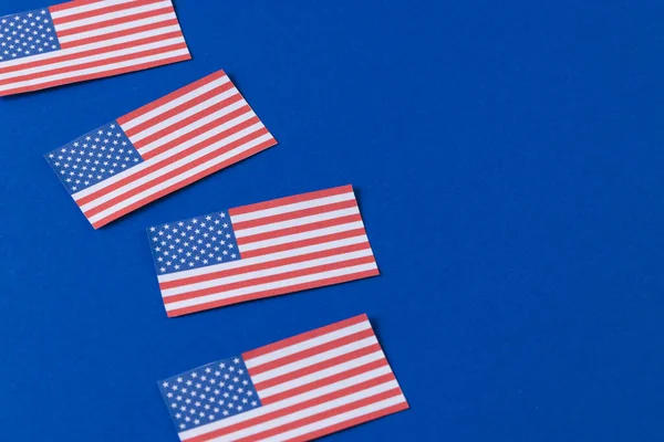青い背景にコピースペースを持つ米国の4つのフラグの高角度ビュー アメリカの愛国心 独立記念日 伝統的概念 — ストック写真