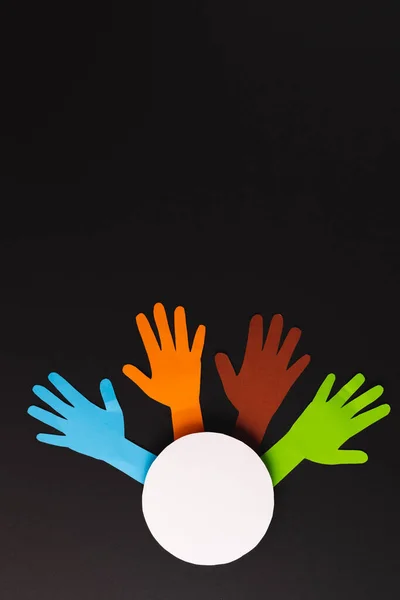 Papel Recortado Mãos Multicoloridas Círculo Branco Com Espaço Cópia Sobre — Fotografia de Stock