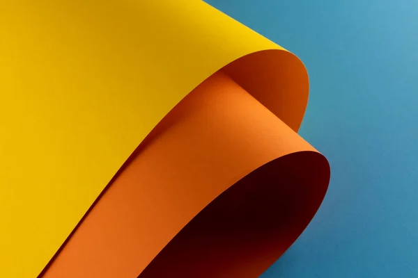 Close Van Geel Oranje Papier Blauwe Achtergrond Met Kopieerruimte Kleur — Stockfoto