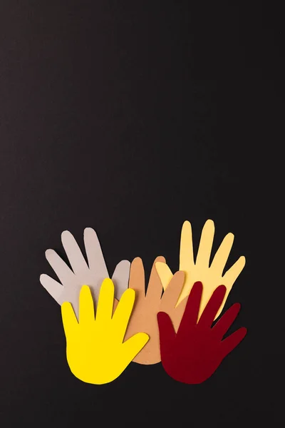 Крупный План Бумаги Вырезанной Разноцветных Рук Копировальным Пространством Черном Фоне — стоковое фото
