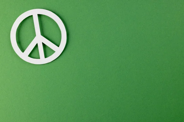 Hoge Hoek Uitzicht Van Witte Vrede Teken Met Kopieerruimte Groene — Stockfoto