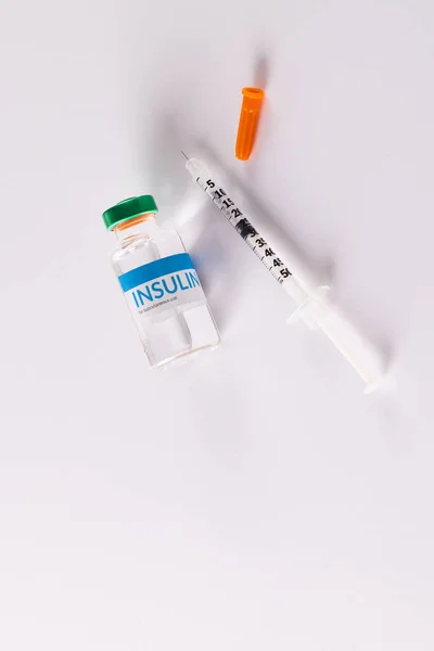 无菌瓶和无盖注射器在白色背景与复制空间 糖尿病和健康意识 — 图库照片