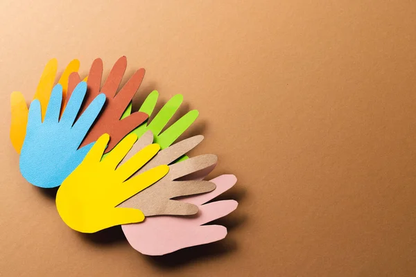 Close Papel Cortado Mãos Multicoloridas Com Espaço Cópia Sobre Fundo — Fotografia de Stock