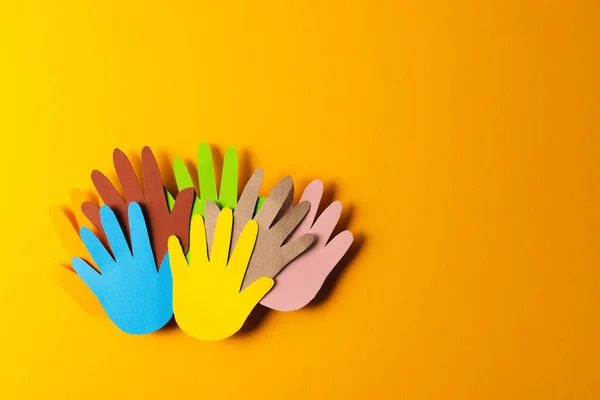 Close Papel Cortado Mãos Multicoloridas Com Espaço Cópia Fundo Laranja — Fotografia de Stock