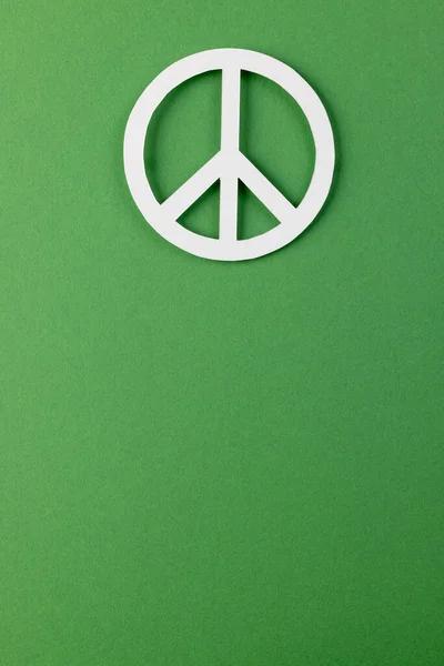 Yeşil Zemin Üzerinde Fotokopi Alanı Olan Beyaz Barış Işaretinin Yüksek — Stok fotoğraf