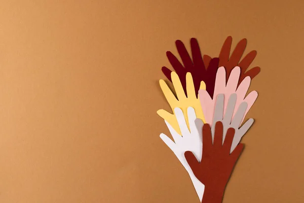 Бумага Вырезана Разноцветных Рук Копировальным Пространством Коричневом Фоне Гуманитарная Помощь — стоковое фото