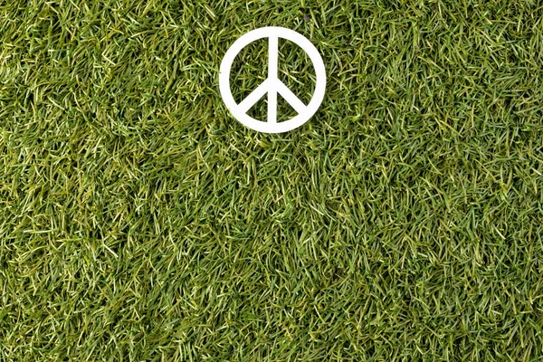 草の背景にコピースペースと白の平和標識の高い角度ビュー 平和と反戦運動の概念 — ストック写真
