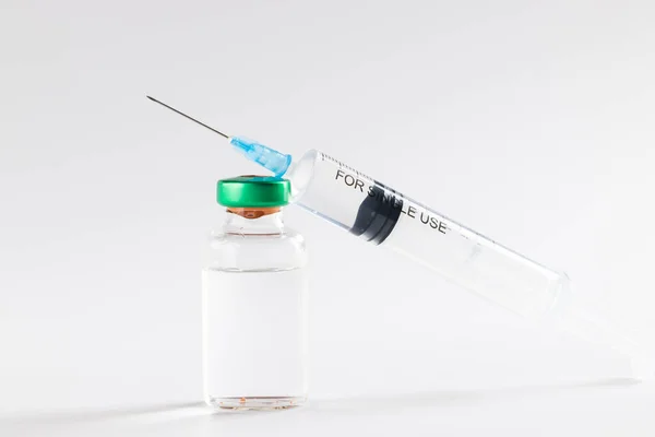 Átlátszó Folyadékot Nagy Fecskendőt Tartalmazó Injekciós Üveg Fehér Alapon Vércukorszint — Stock Fotó