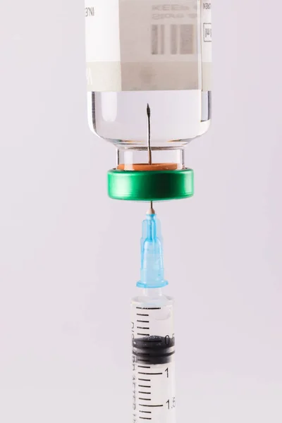 Fehér Alapon Átlátszó Folyadékot Tartalmazó Injekciós Üvegből Például Inzulinból Készült — Stock Fotó