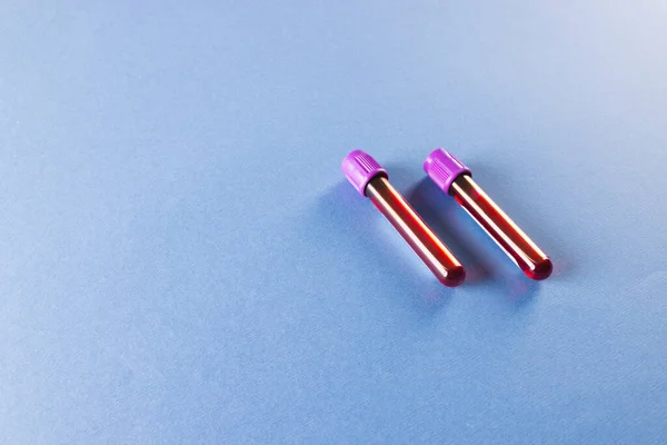 Dois Tubos Amostra Sangue Com Tampas Roxas Fundo Azul Com — Fotografia de Stock
