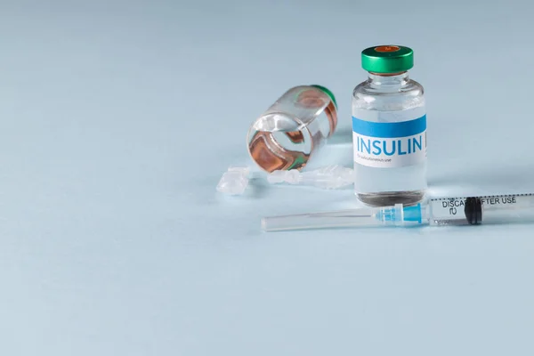 Viales Insulina Con Caplets Jeringa Sobre Fondo Azul Con Espacio — Foto de Stock