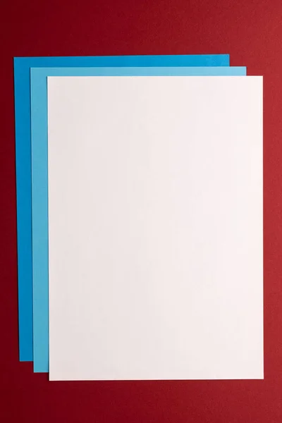 Närbild Vitt Och Blått Papper Röd Bakgrund Med Kopieringsutrymme Färg — Stockfoto