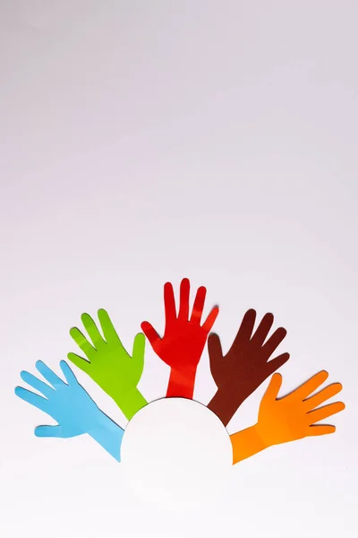 白い背景にコピースペースのある複数の色の手と白い円から切り取られた紙 人道支援 人間の概念 — ストック写真