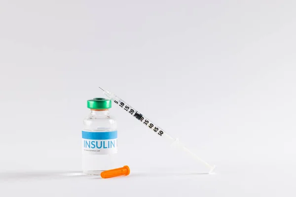 Insulin Fläschchen Und Unverschließbarer Spritze Auf Weißem Hintergrund Mit Kopierraum — Stockfoto