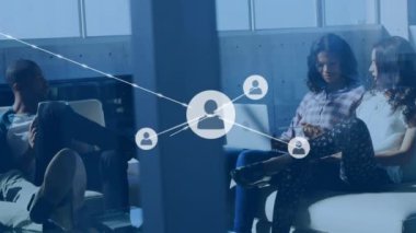 Ofiste birlikte tartışan farklı meslektaşlar üzerinde profil simgelerinin oluşturduğu ağın animasyonu. Küresel ağ ve iş teknolojisi kavramı