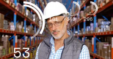 Veri işleme ve dairelerin animasyonu depodaki mutlu beyaz erkek işçinin üzerinde. Küresel iş, dağıtım ve dijital arayüz kavramı dijital olarak oluşturulmuş video.