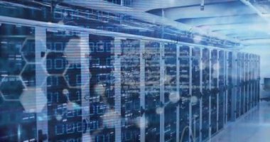 Sunucu odasında moleküller, beyin ve matematiksel denklemlerle veri işleme animasyonu. Küresel teknoloji, bilgisayar ve dijital arayüz kavramı dijital olarak oluşturulmuş video.