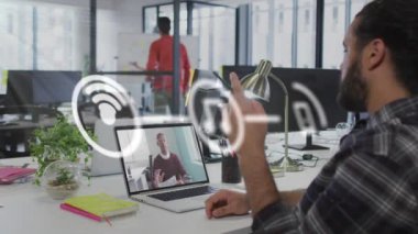 Kafkasyalı iş adamının video görüntülerindeki ikonlar ve veri işleme animasyonları. Dijital olarak oluşturulmuş küresel bağlantılar, iş, bilgisayar ve veri işleme kavramı.