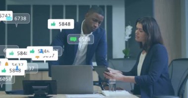 Bildirim simgelerinin animasyonu ve rapor tartışan çeşitli iş arkadaşlarının numaralarının değişmesi. Dijital bileşik, çoklu pozlama, sosyal medya, GPS, planlama, ofis, takım çalışması ve teknoloji.