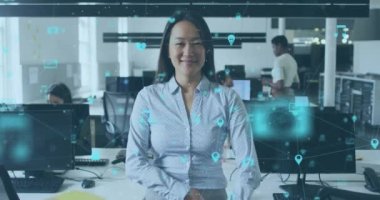 İkonların ve Asyalı iş kadınının ofisindeki veri işlemlerinin animasyonu. Küresel iş, finans, hesaplama ve veri işleme kavramı dijital olarak oluşturulmuş video.