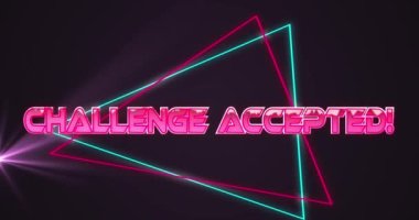 Siyah zemin üzerinde ışık izleri üzerinden kabul edilen meydan okumanın animasyonu. Soyut arkaplan, renk ve gelecek konsepti dijital olarak oluşturulmuş video.