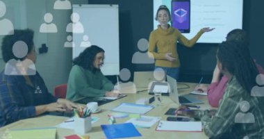 Ofiste sunum yapan beyaz kadınlara karşı yüzen profil simgelerinin animasyonu. Küresel ağ ve iş teknolojisi kavramı