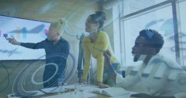 Muhtelif meslektaşların ofiste tartıştıkları yuvarlak tarayıcı ve veri işleme animasyonları. Bilgisayar arayüzü ve iş teknolojisi kavramı