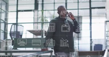 Afro-Amerikan iş adamının akıllı telefon kullanarak veri işleme animasyonu. Dijital olarak oluşturulmuş küresel iletişim, iş, bilgisayar ve veri işleme kavramı.