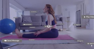 Sosyal medya simgelerinin evde dizüstü bilgisayarın önünde yoga yapan Kafkas formda bir kadın üzerinde canlandırılması. Sosyal medya ağı ve fitness blog yazma kavramı