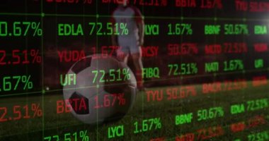 Futbol topu tekmeleyen bir erkek futbolcunun borsa veri işleme animasyonu. Küresel ekonomi ve spor fitness kavramı