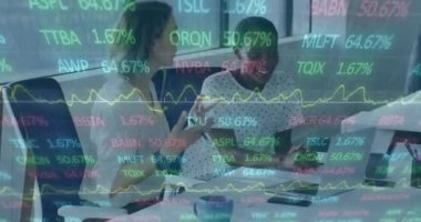 Veri işleme ve borsa animasyonları. Ofiste konuşan çeşitli iş kadınları üzerinde. Küresel iş ve dijital arayüz kavramı dijital olarak oluşturulmuş video.