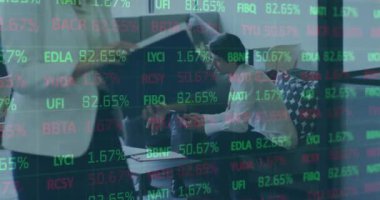 Ofiste dizüstü bilgisayar üzerinde tartışan iki farklı adamın borsa veri işleme animasyonu. Küresel ekonomi ve iş teknolojisi kavramı