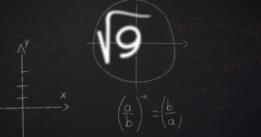Siyah karatahta arka planında yüzen matematiksel denklemlerin ve diyagramların animasyonu. Okul ve eğitim kavramı