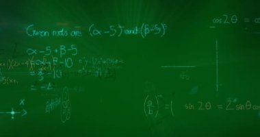 Matematiksel denklemin animasyonu ve yeşil arkaplana karşı diyagram. Dijital olarak üretilen hologram, illüstrasyon, çözümler, toplamlar, hesaplamalar, soyut ve eğitim kavramı.