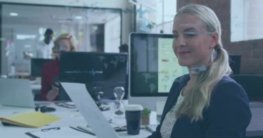 Ofiste gülümseyen bir belgeyle beyaz iş kadını hakkında veri işleme animasyonu. Bilgisayar arayüzü ve iş teknolojisi kavramı