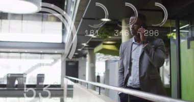Afro-Amerikan iş adamının akıllı telefon kullanarak veri işleme animasyonu. Dijital olarak oluşturulmuş küresel iletişim, iş, bilgisayar ve veri işleme kavramı.