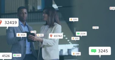 Sayılı bildirim simgelerinin canlandırılması, dijital tablet hakkındaki raporları tartışan çeşitli iş arkadaşları. Dijital bileşik, çoklu pozlama, sosyal medya, GPS, planlama, takım çalışması, iş, teknoloji.