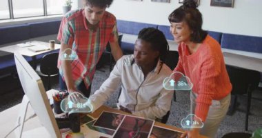 Ok animasyonu ve bulutlardaki değişen sayılar, bilgisayardaki raporları tartışan çeşitli iş arkadaşları. Dijital bileşik, bulut hesaplama, büyüme, takım çalışması, iş, planlama ve teknoloji kavramı.