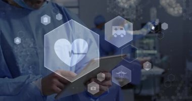 Tabletli melez erkek doktor üzerinde tıbbi ikonlar ve veri işleme animasyonu. Küresel tıp, dijital arayüz ve veri işleme kavramı dijital olarak oluşturulmuş video.