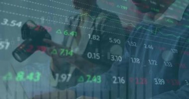 Dijital kamera kullanarak çeşitli erkek ve kadın fotoğrafçılar üzerinde veri işleme animasyonu. Küresel ekonomi ve iş teknolojisi kavramı