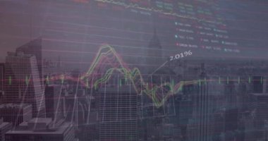 Şehir manzarası üzerinde finansal veri işleme animasyonu. Küresel finans, iş, bilgisayar ve veri işleme kavramı dijital olarak oluşturulmuş video.
