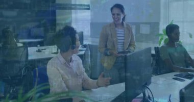 Ofisteki bilgisayarda tartışan iki farklı kadın üzerinde borsa veri işleme animasyonu. Küresel ekonomi ve iş teknolojisi kavramı