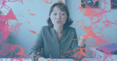 Asyalı bir kadının ofiste görüntülü konuşma yapmasına karşı pleksus ağlarının animasyonu. Küresel ağ ve iş teknolojisi kavramı