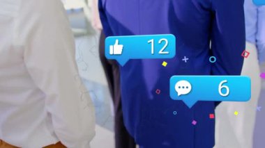 İş konferansında akıllı telefon kullanan bir kadının orta bölümündeki sosyal medya simgelerinin canlandırılması. Sosyal medya ağı ve iş teknolojisi kavramı