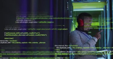 Sunucu odasında dijital tablet kullanan Afro-Amerikan erkek mühendis üzerinde veri işleme animasyonu. Bilgisayar arayüzü ve iş veri depolama teknolojisi kavramı