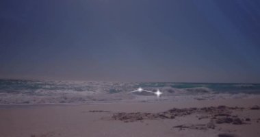 Deniz ve sahil üzerinde parlayan yıldızlı Kova yıldızının animasyonu. Astroloji, yıldız falı ve burç imzası konsepti dijital olarak oluşturulmuş video.