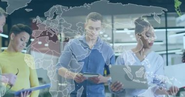 Ofiste tartışan çeşitli elektronik cihazlarla farklı meslektaşlara karşı dünya haritası animasyonu. Küresel ağ ve iş teknolojisi kavramı